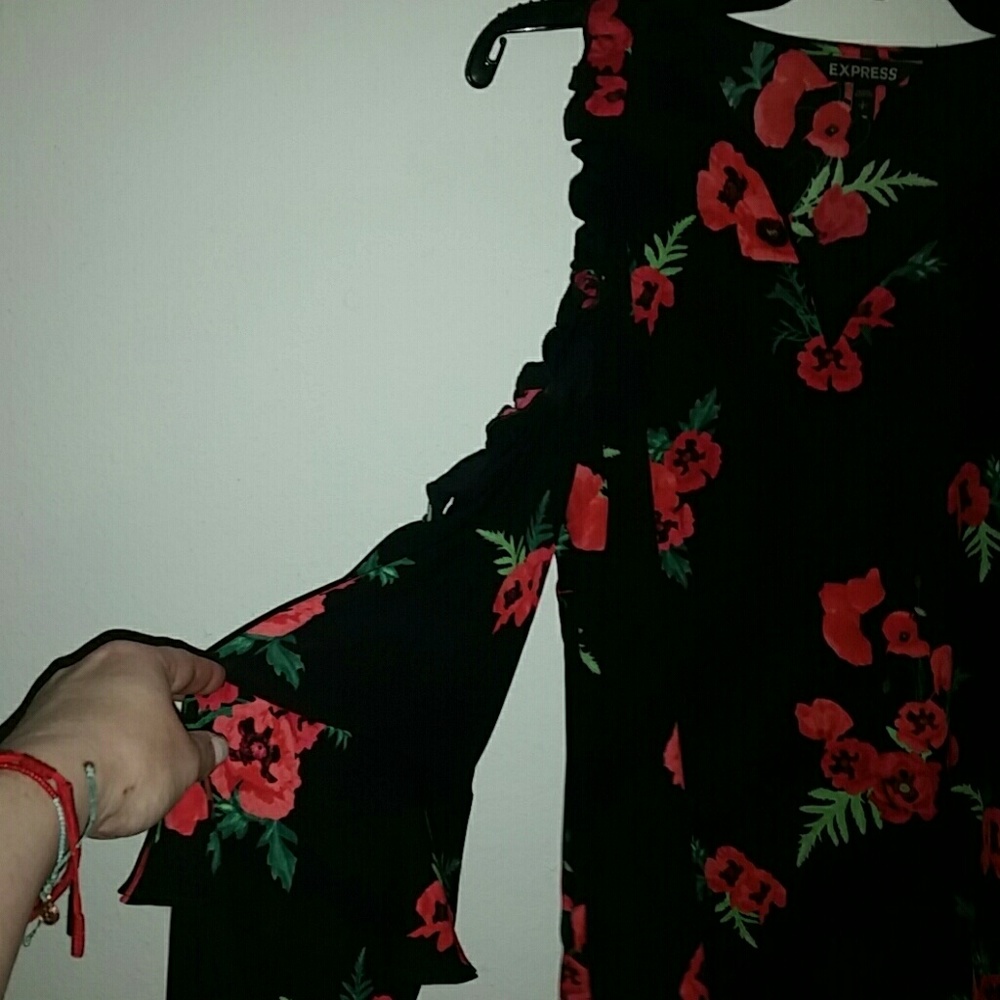 Express Cold Shoulder Top - Picture 2 of 6